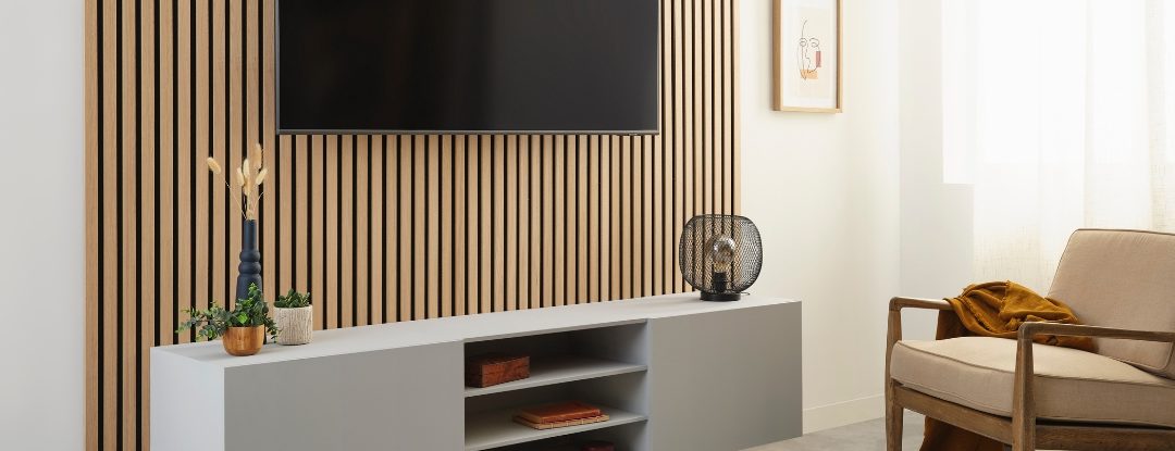 Idée déco : réaliser un mur TV tasseau bois