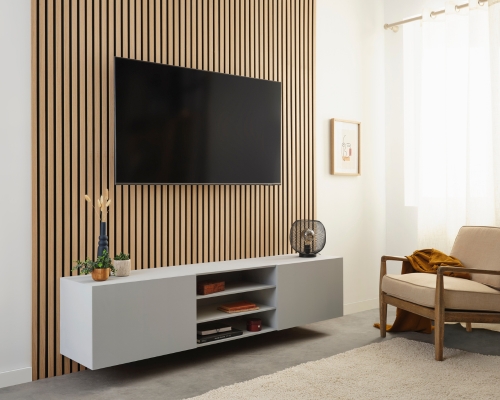 salon avec mur tv en panneau acoustique bois tasseau déco